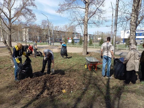 Жители участвуют в субботнике