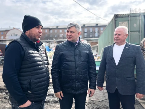 на фото Игорь Алексеевич Башмаков и представитель подрядной организации 