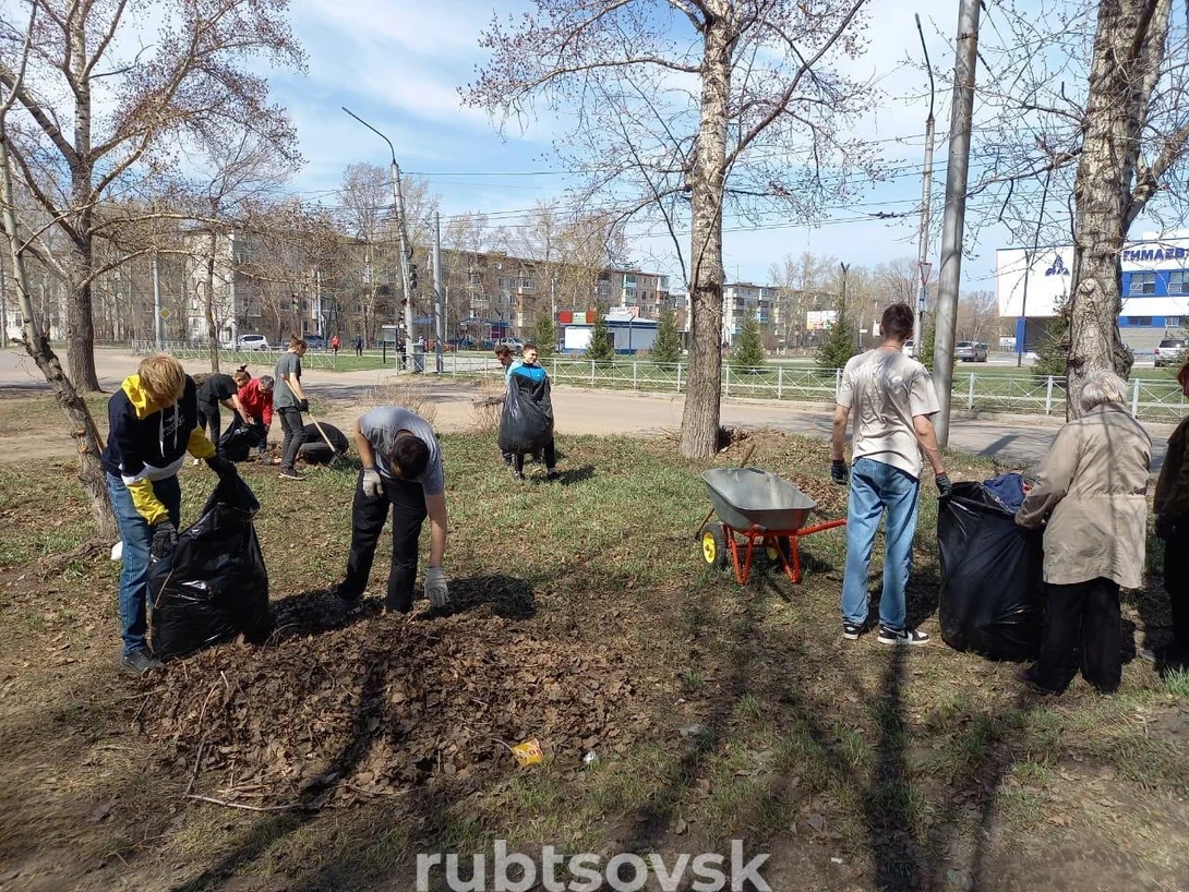 Жители участвуют в субботнике